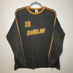 Old Navy Men's Black and Gold Crewneck Sweater